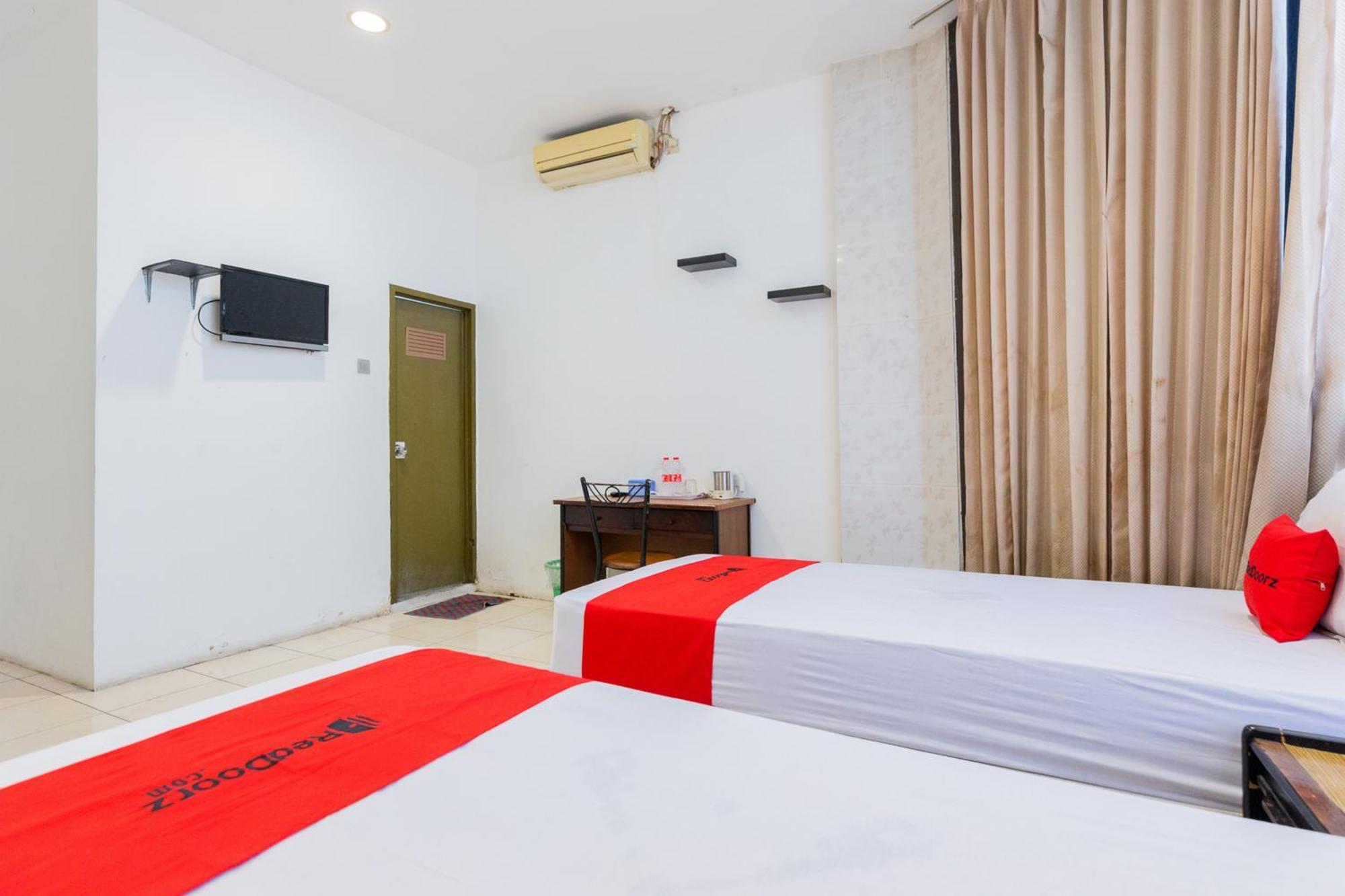 Reddoorz At Sparkling Hotel スラバヤ エクステリア 写真