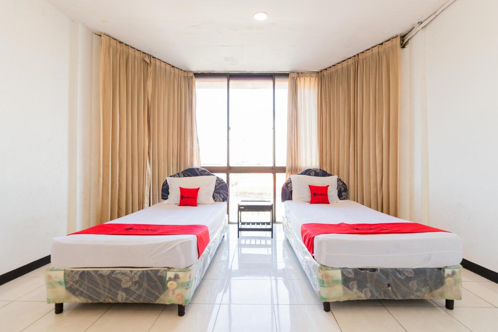 Reddoorz At Sparkling Hotel スラバヤ エクステリア 写真