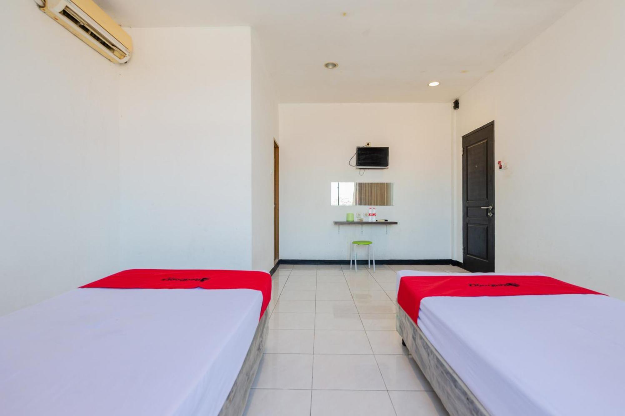 Reddoorz At Sparkling Hotel スラバヤ エクステリア 写真