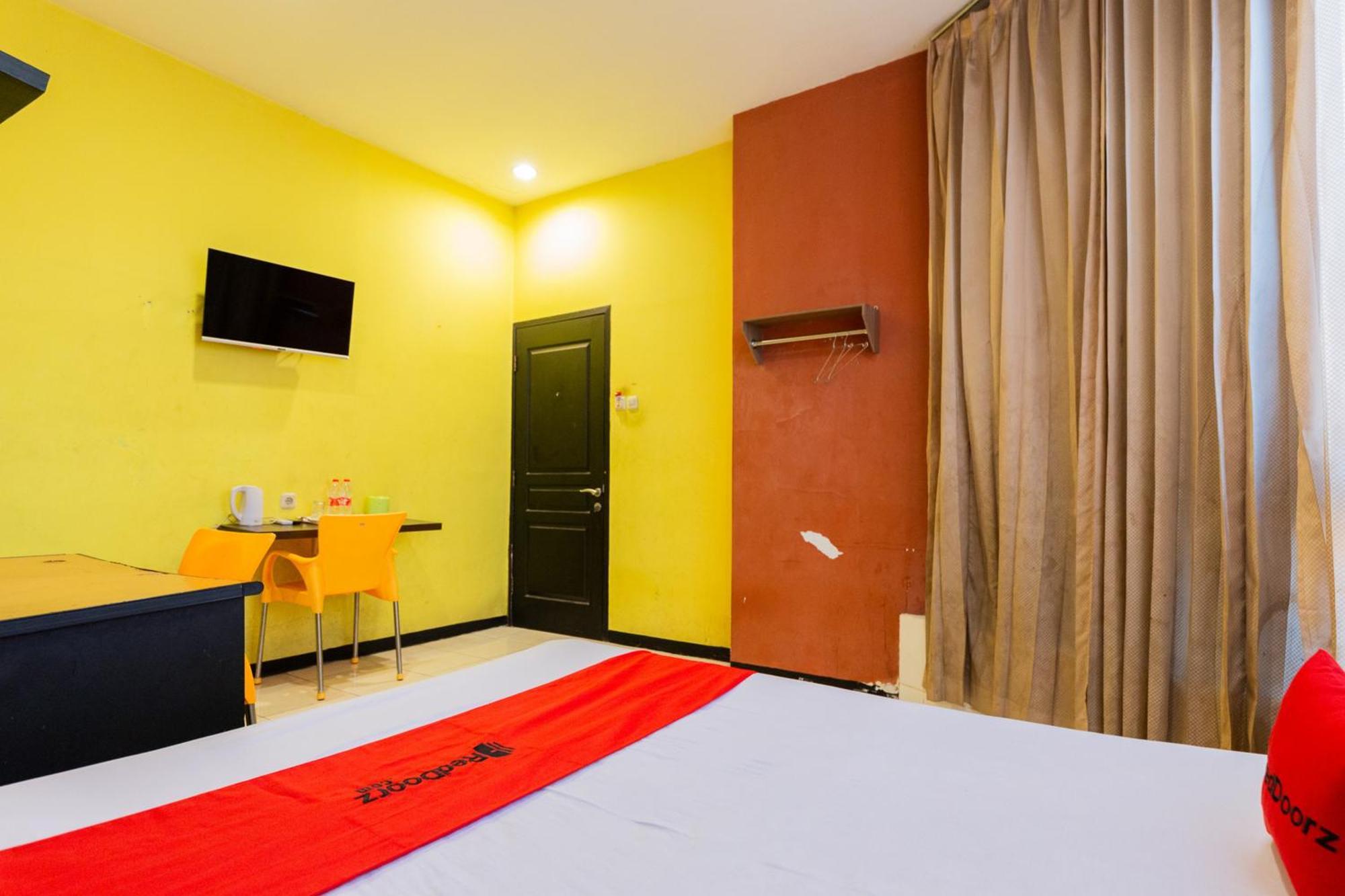 Reddoorz At Sparkling Hotel スラバヤ エクステリア 写真